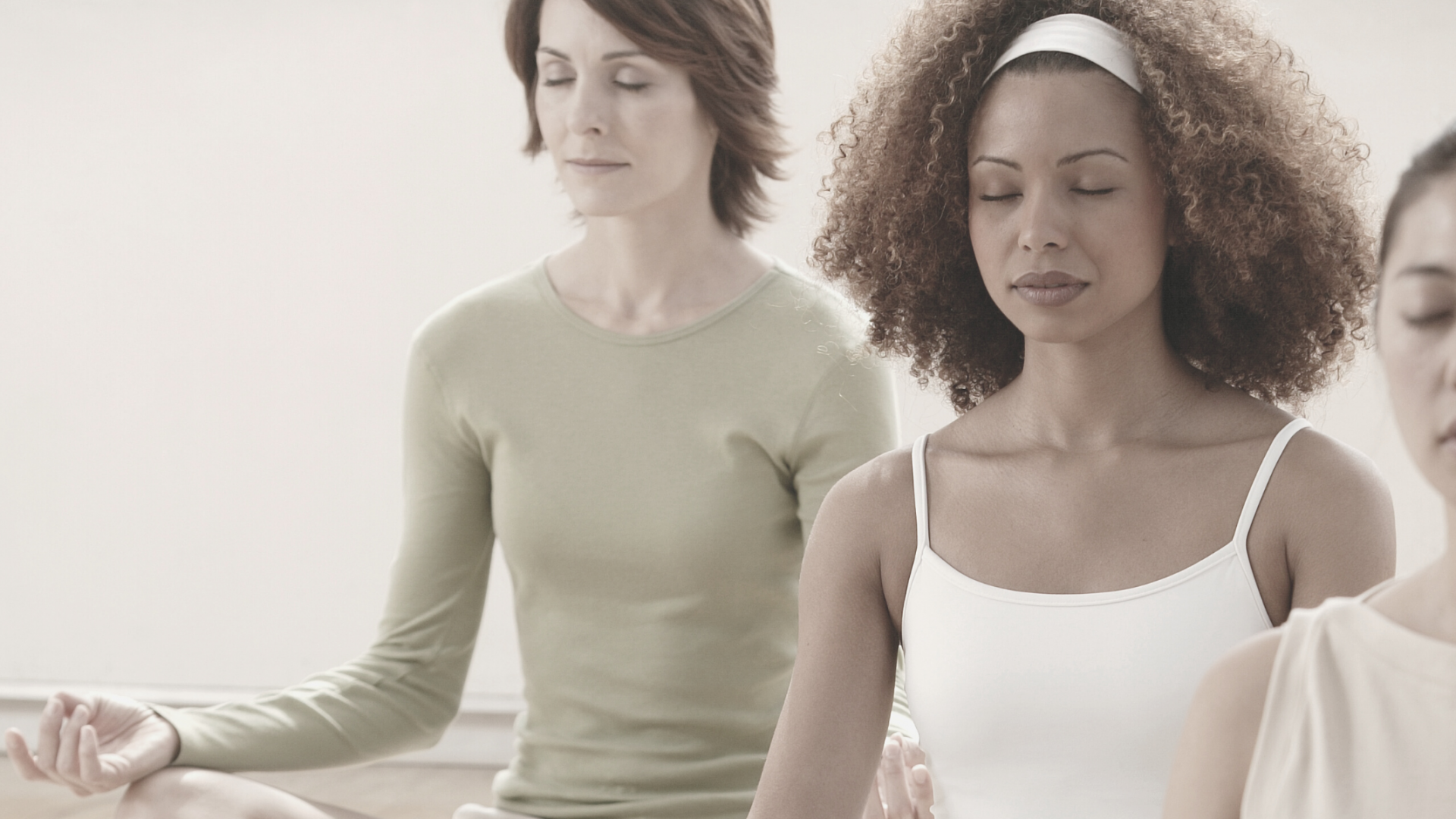 Fitnessraum mit Yogamatten und Yogadamen in hellen Farben