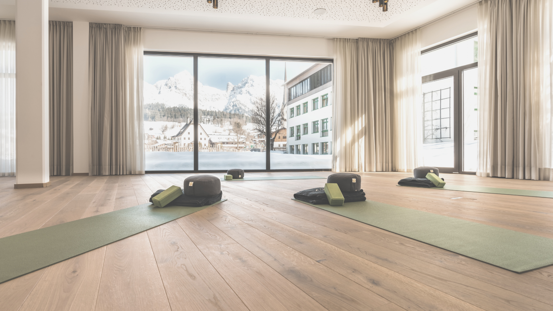 Fitnessraum mit Yogamatte in hellen Farben