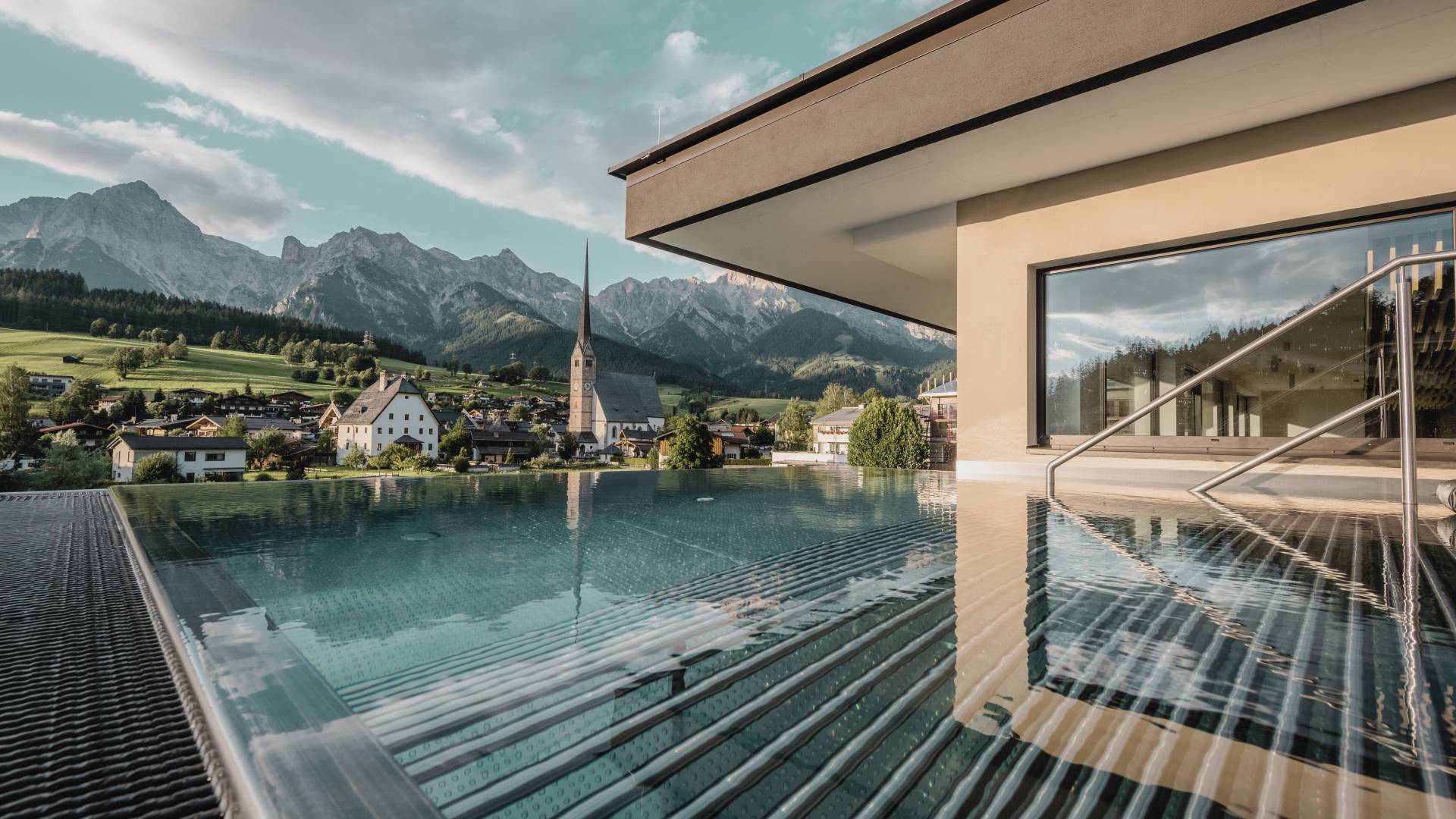 Wellness in Maria Alm -  Whirlpool mit Blick auf den Hochkönig