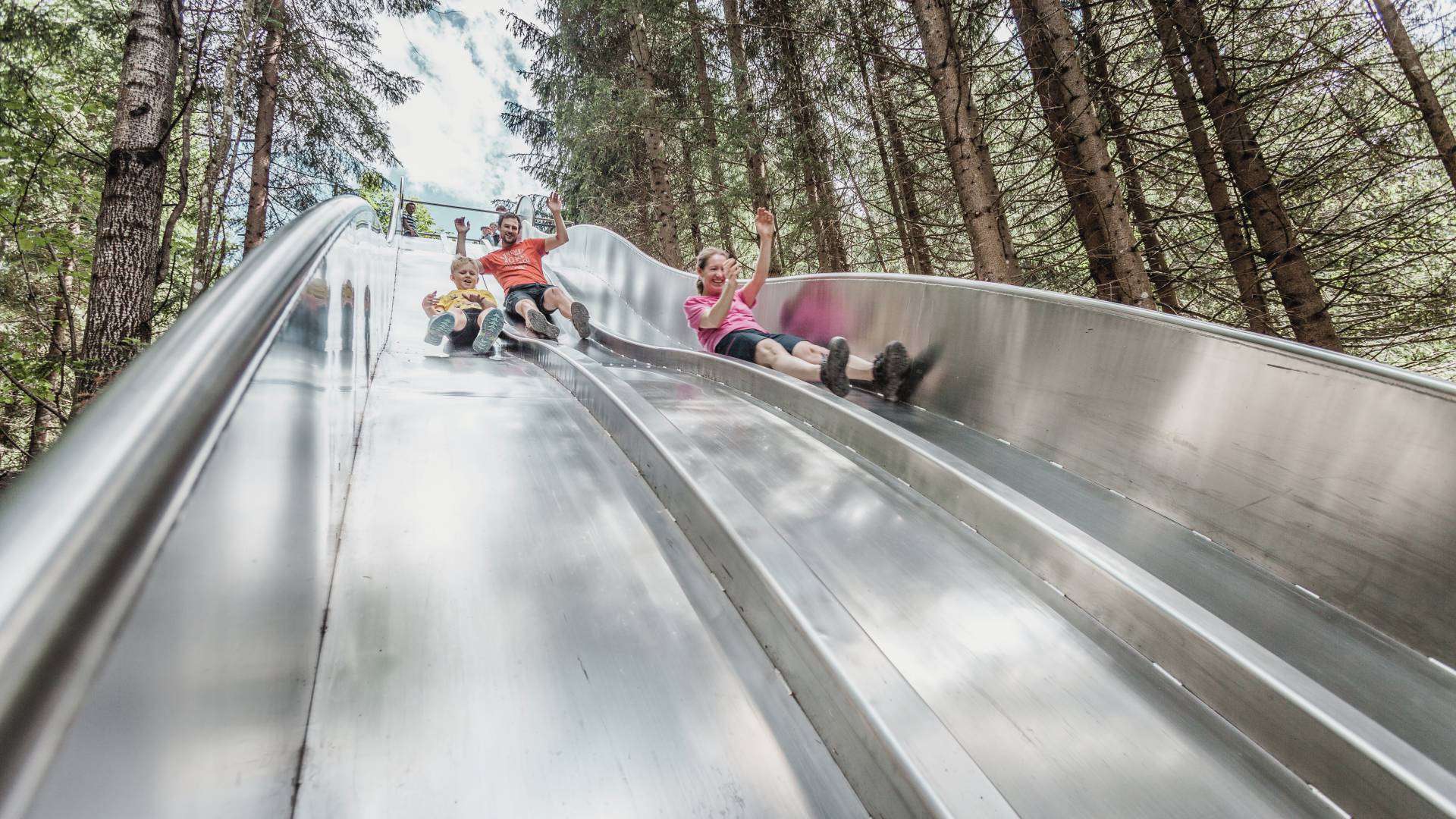 Sommer in der HOCHKÖNIGIN in Maria Alm Hochkönig Familie Familienurlaub Familienauszeit Kinderurlaub Kinderhotel Familienhotel Fun Arena Bällebad Kinderspielplatz Rutschen Kicker