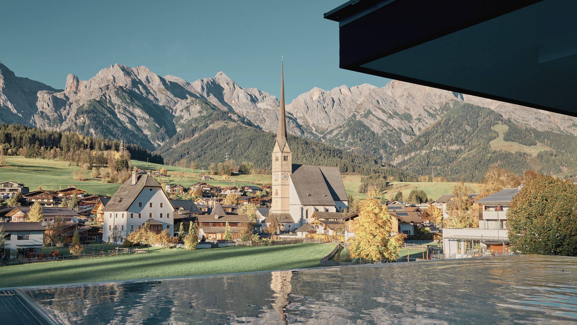 Autumn in Maria Alm at the HOCHKÖNIGIN golden autumn with a view of the mountains from the infinity pool
