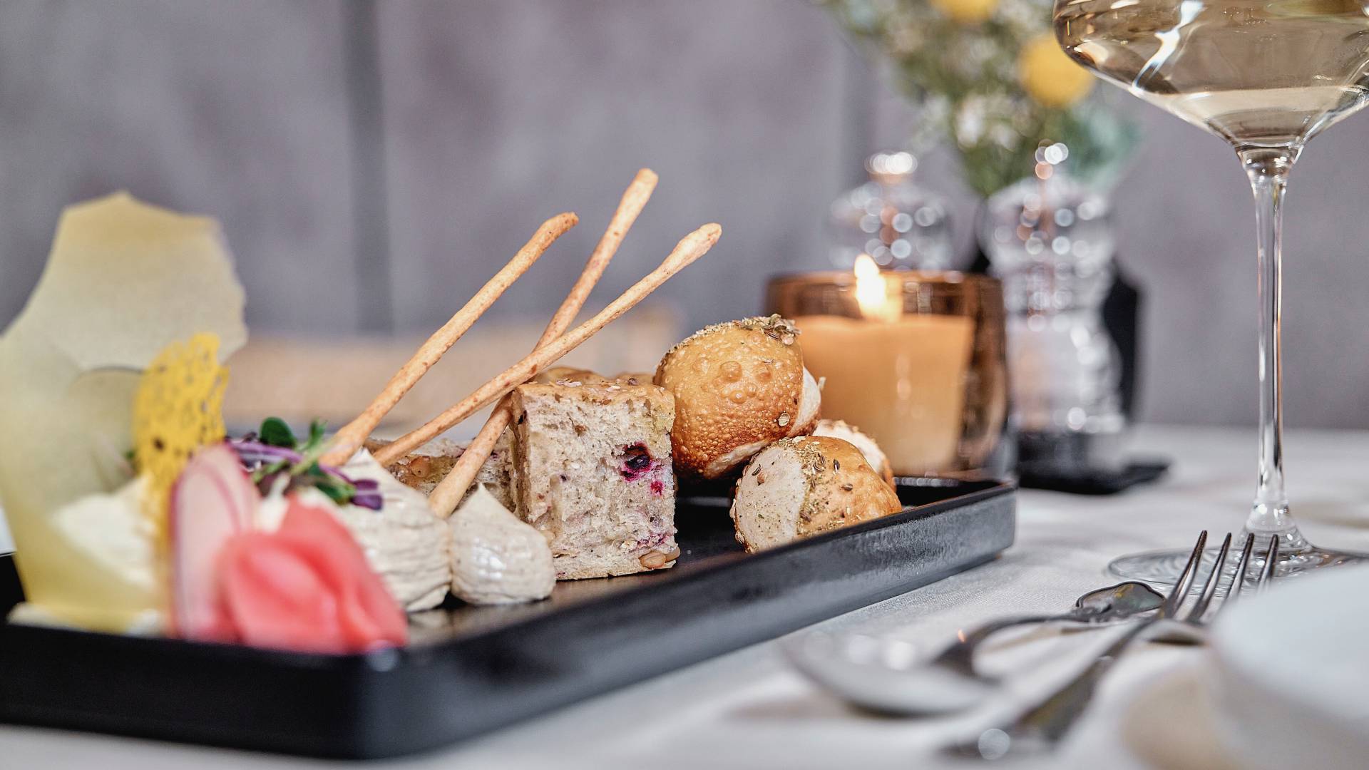 Stylish restaurant area with dining in the HOCHKÖNIGIN in Maria Alm