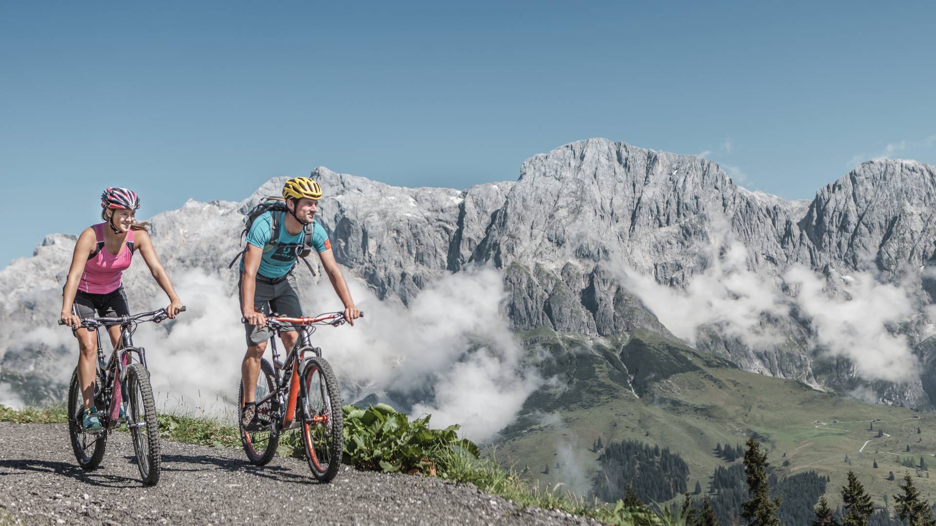 Paar beim Biken in den Bergen in der Region Hochkönig
