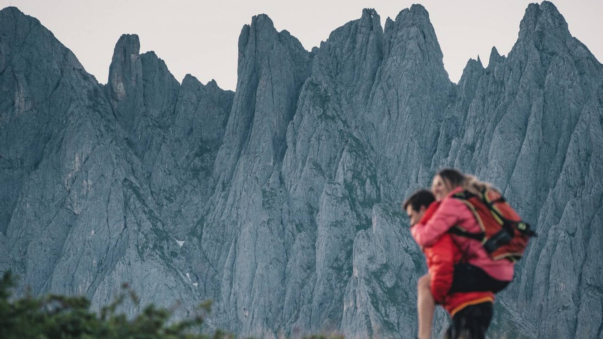 Paar beim wandern in den Bergen in der Region Hochkönig