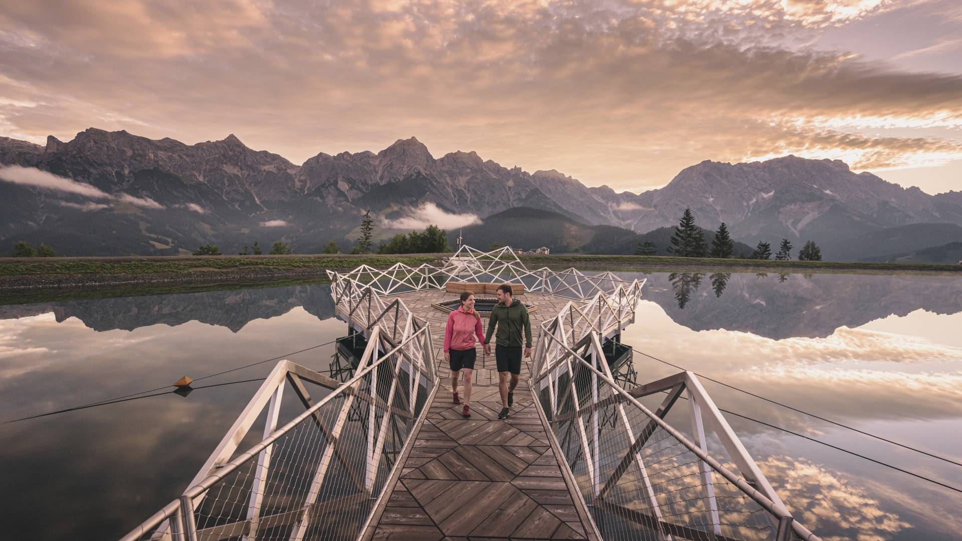Paar beim wandern am Prinzensee am Natrun in den Bergen in der Region Hochkönig