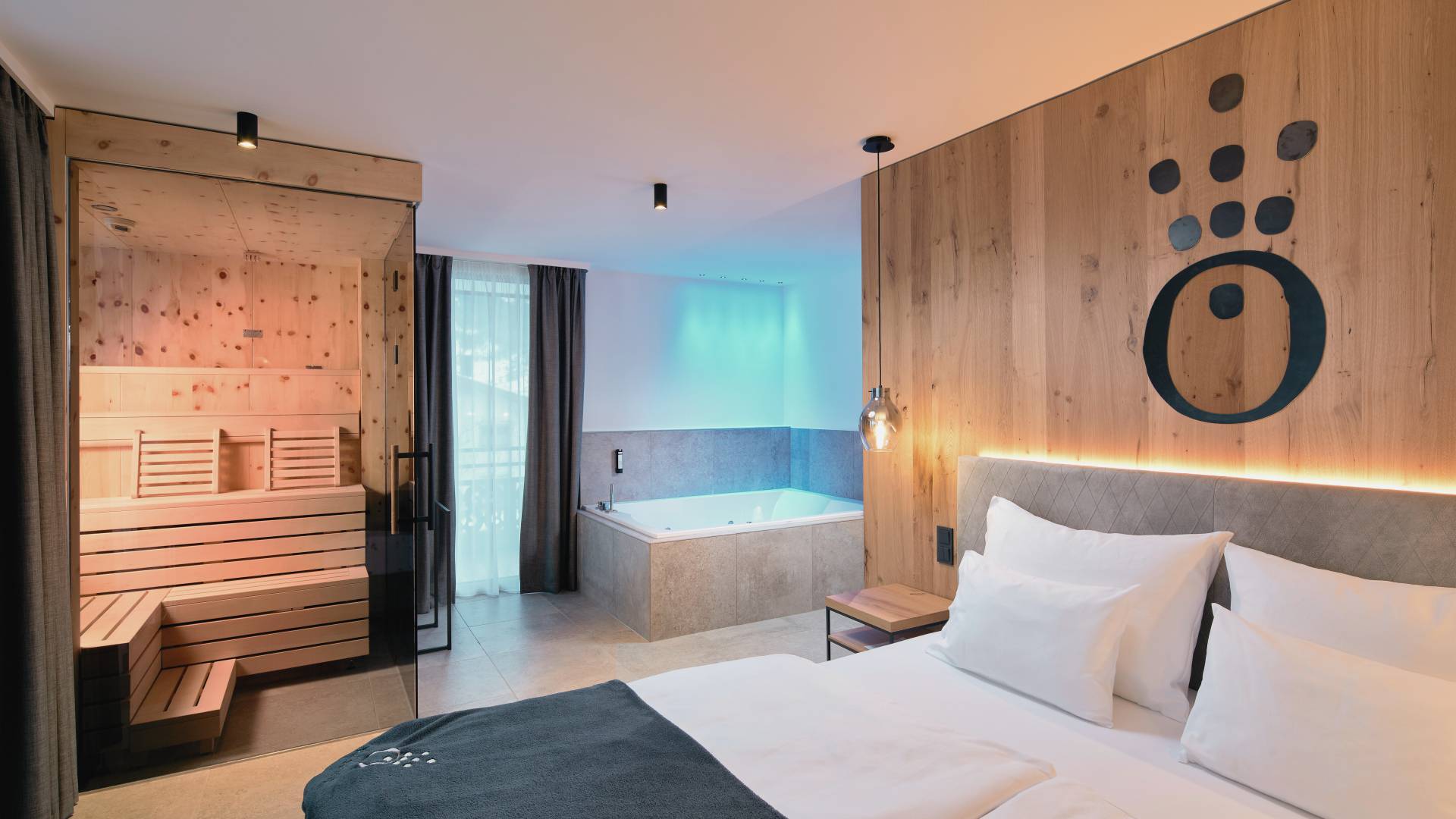 Private SPA Suite with light-effect tub and Swiss stone pine sauna in the HOCHKÖNIGIN with stylish bedt