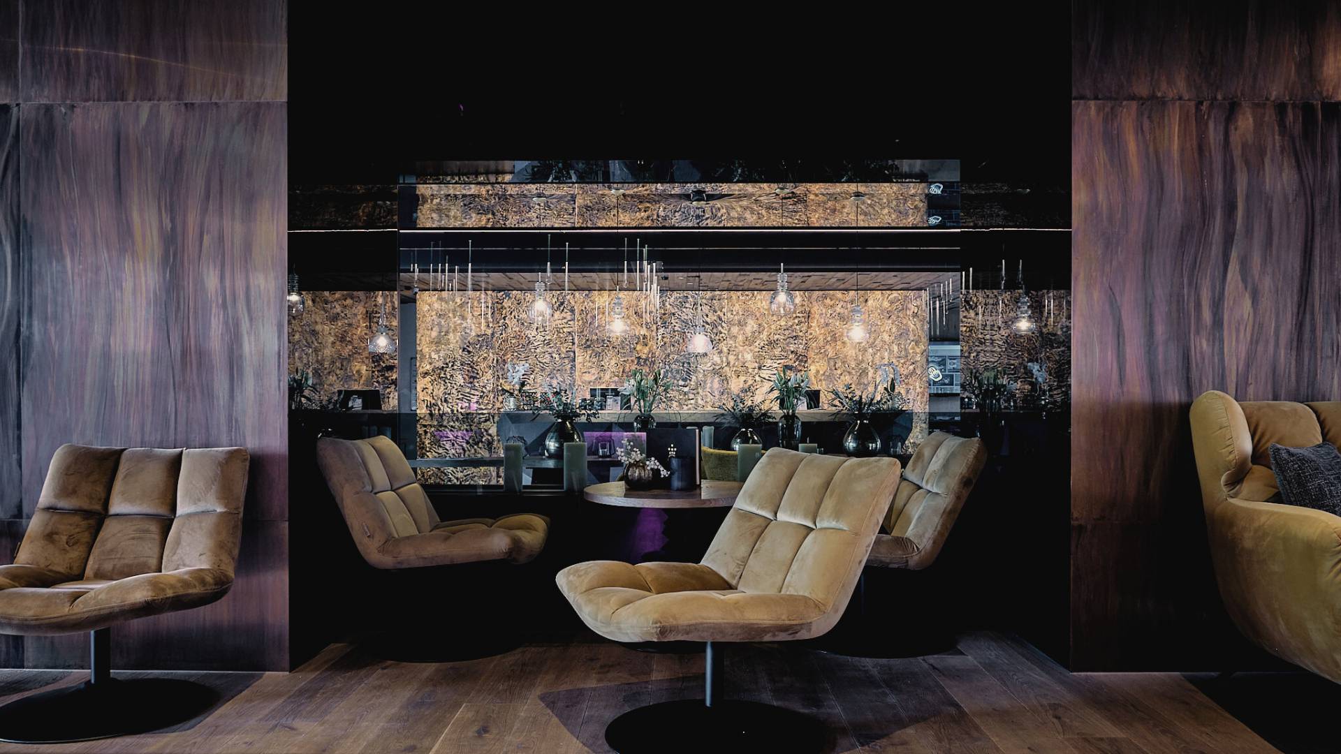 Lounge in der HOCHKÖNIGIN mit Kamin und gemütlichen Sitzmöglichkeiten in der HOCHKÖNIGIN