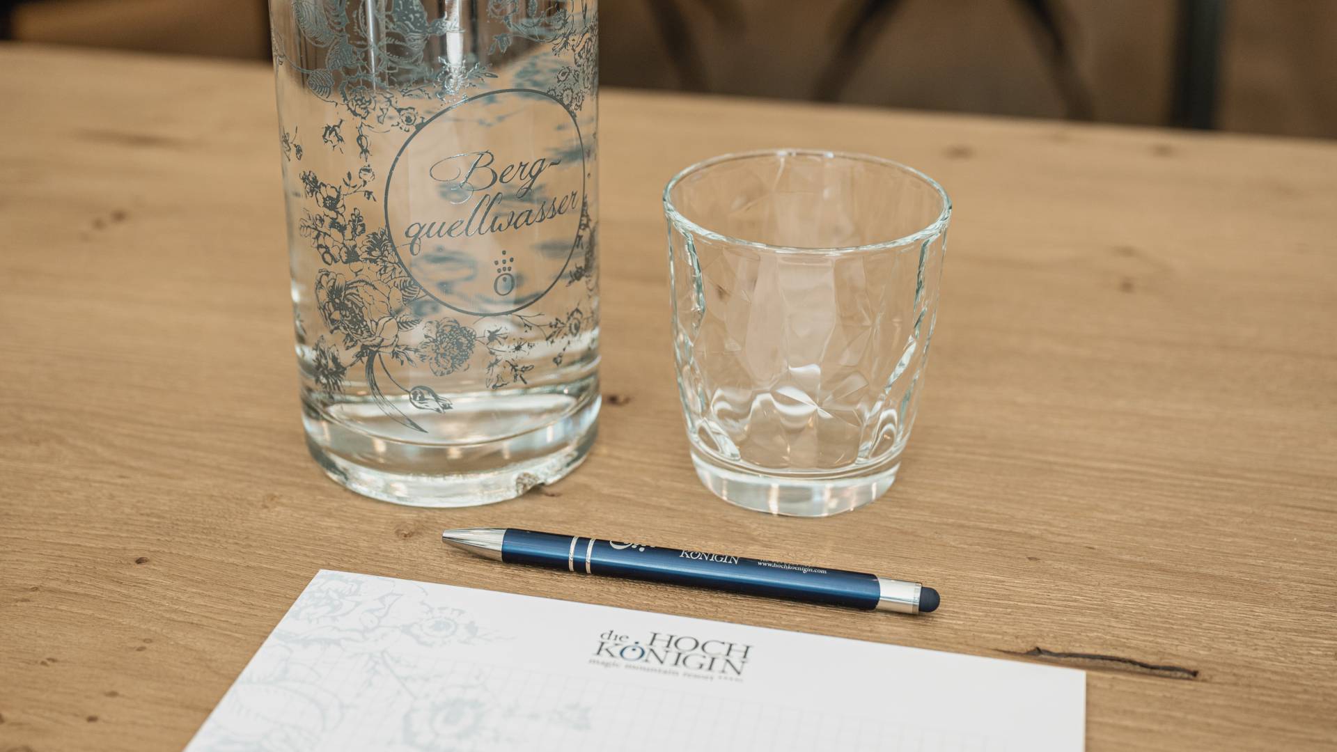 Wasserflasche Glas und Schreibblock im Seminarraum in der HOCHKÖNIGIN