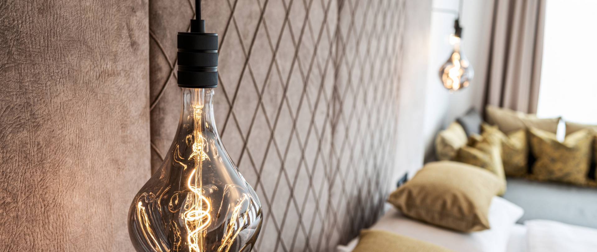 Lampe in Glühbirnenoptik Hotelzimmer
