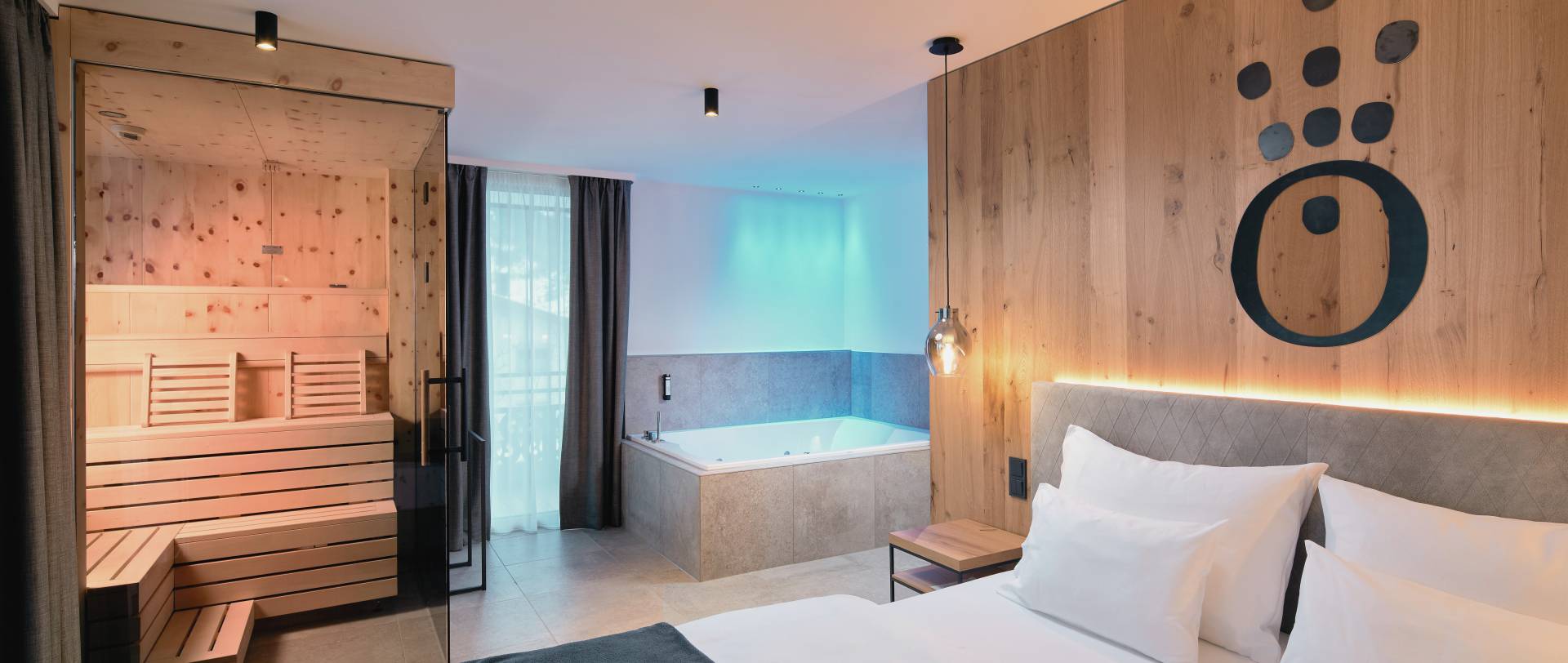 Privat SPA Suite mit Lichteffektwanne und Zirbenholzsauna in der HOCHKÖNIGIN mit stilvollem Bettt